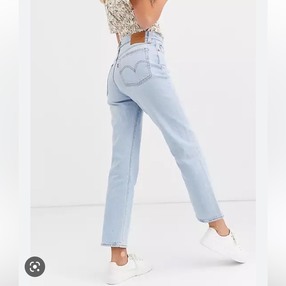 NWT Levi’s Wedgie Straight Crops light wash - Picture 2 of 7